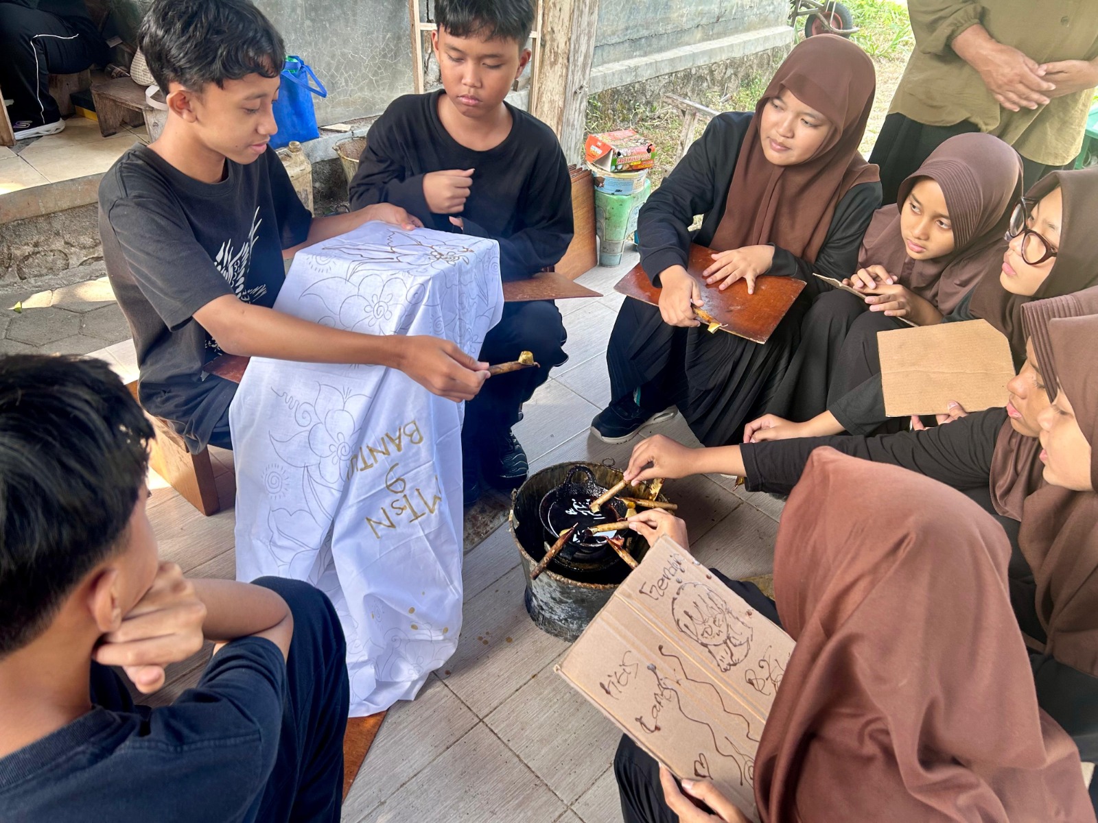 Murid Kelas VII MTsN 9 Bantul Asah Kreativitas melalui Membatik Taplak Meja di Kampung Batik Giriloyo